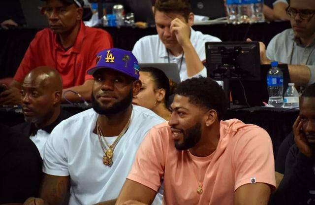 起立欢呼 起立欢呼